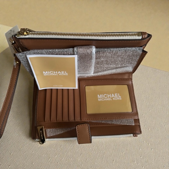 MICHAEL KORS 
Jet Set Travel Signature Logo Smartphone Wallet - Picture 2 of 6